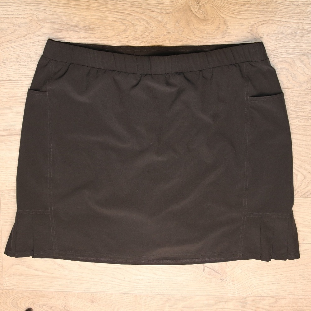 Chico's Zenergy Black pull on side pleat detail Skort